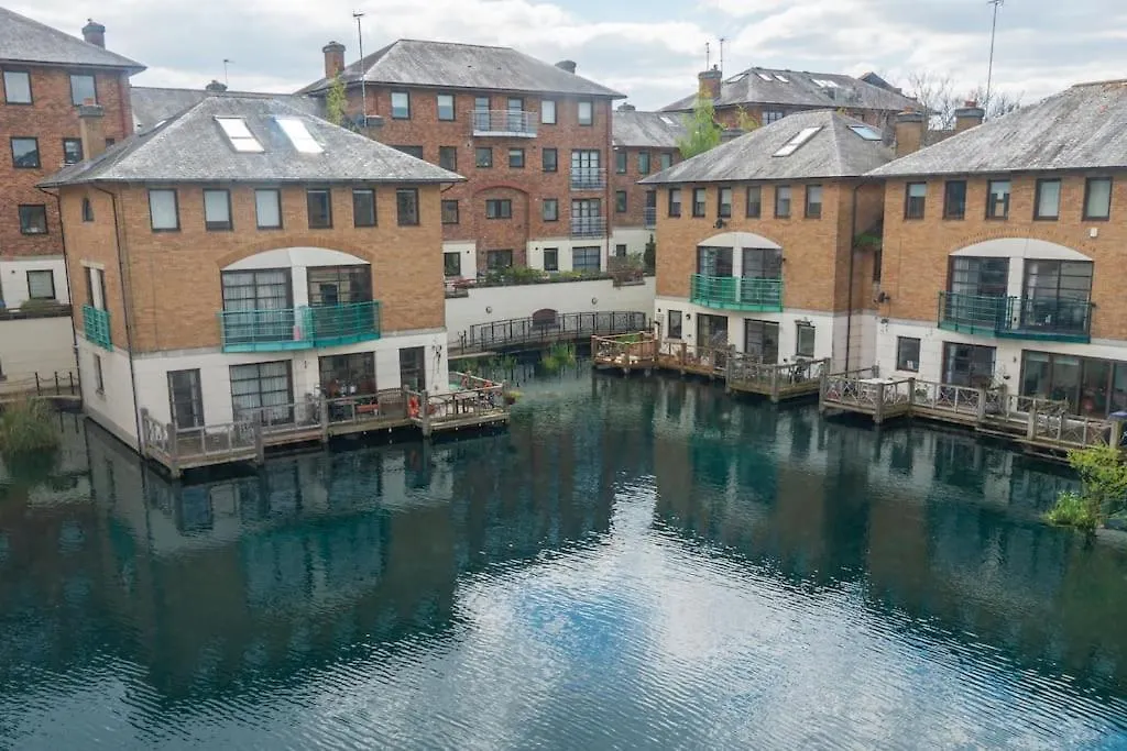 Stylish Waterfront Apartment Londyn