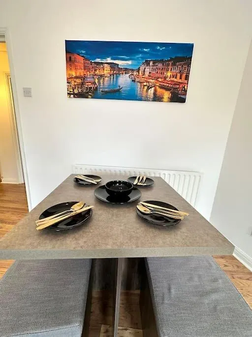 Stylish Waterfront Apartment Londyn