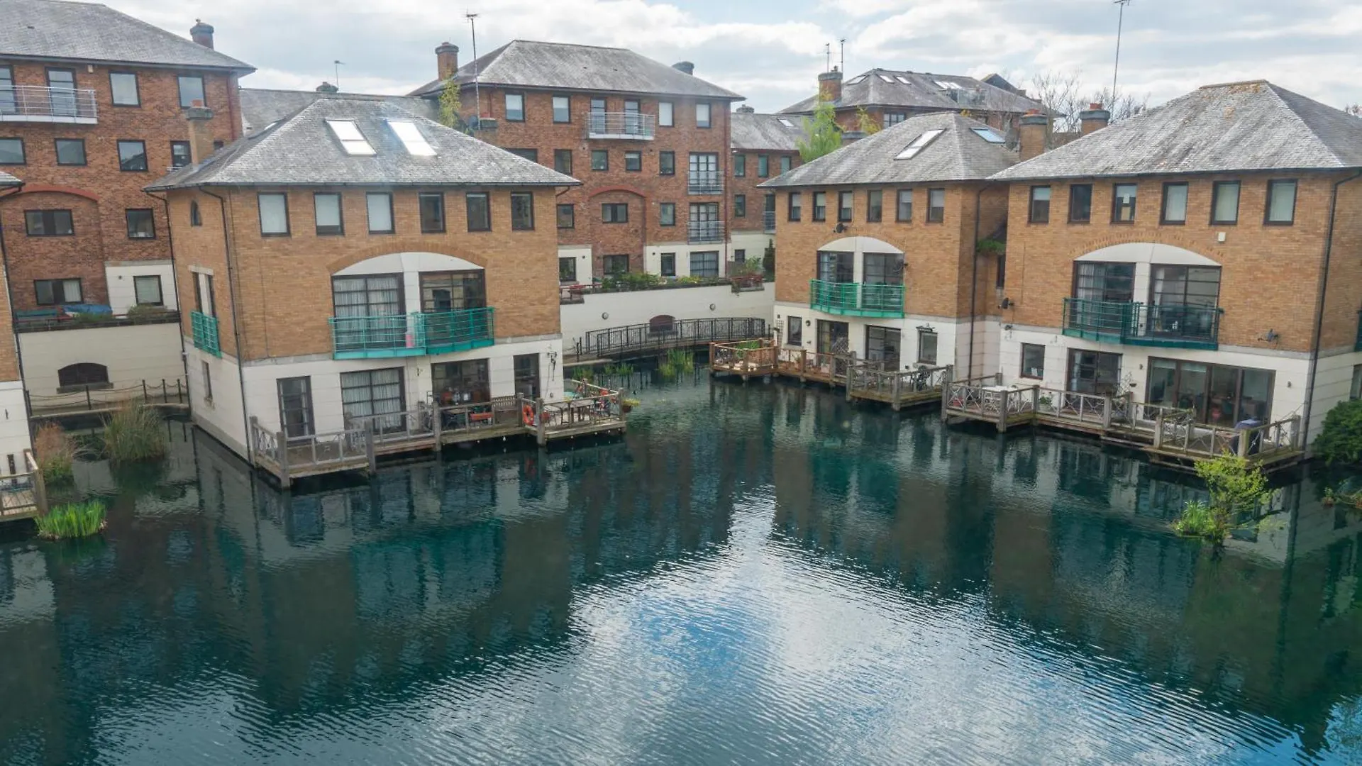 Stylish Waterfront Apartment Londyn